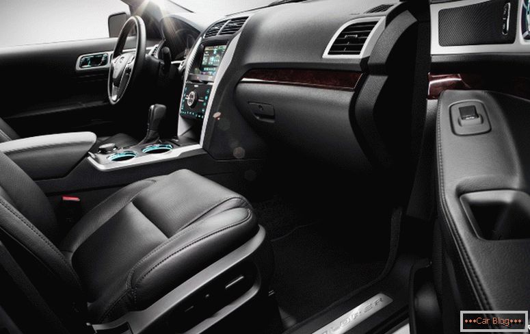 Interiorul masinii Ford Explorer 2014