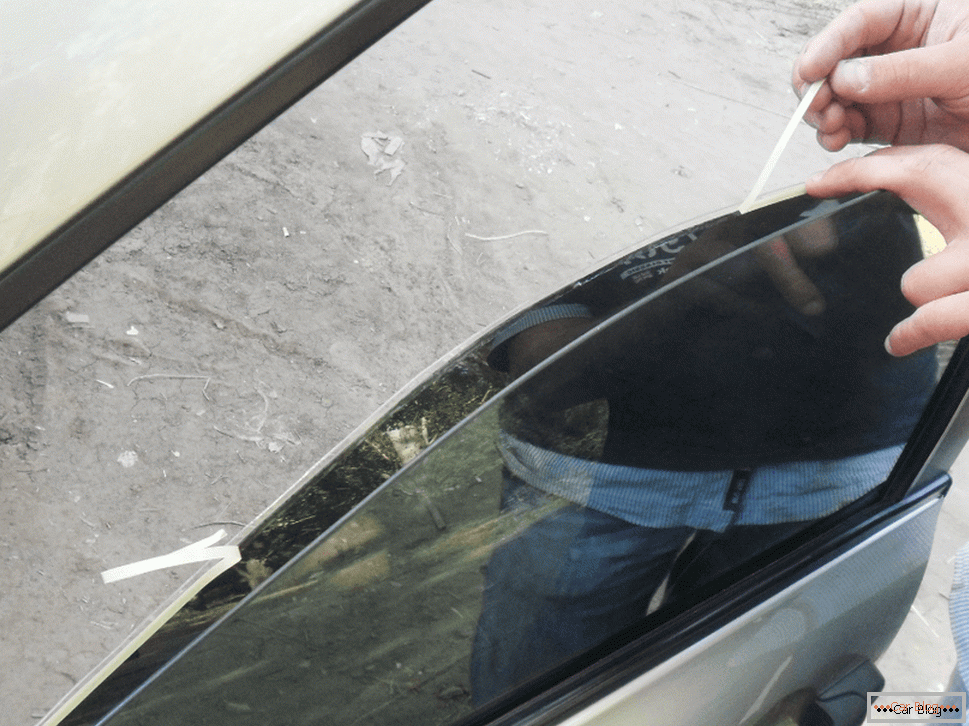 Instalarea de nuanțe amovibile pe geamul mașinii