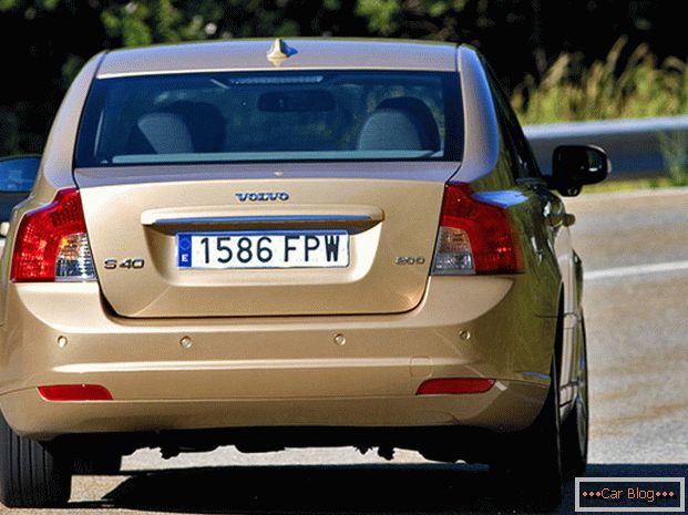 Mașina Volvo S40: vedere din spate