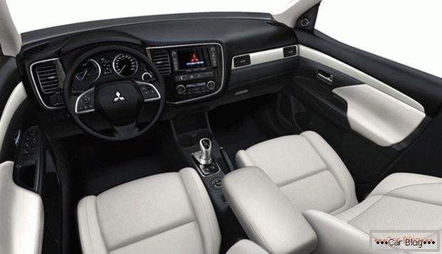 În interiorul mașinii Mitsubishi Outlander
