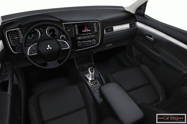 Interiorul mașinii Mitsubishi Outlander este laconic și confortabil.